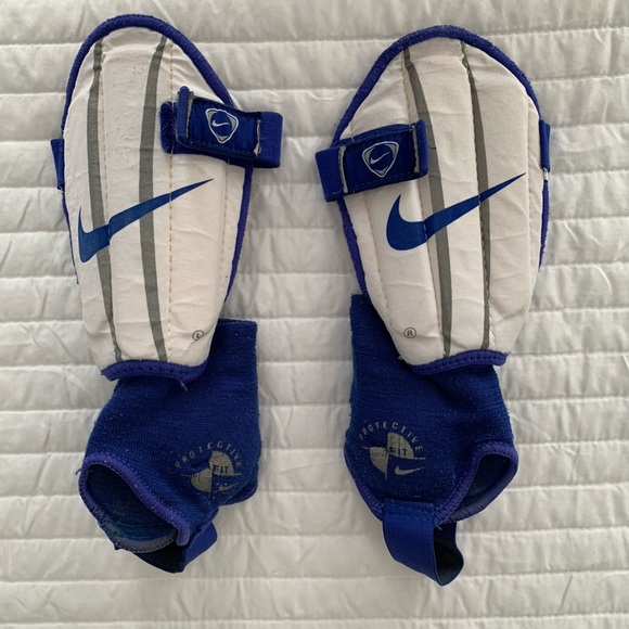 Nike Shin Guards Protective Fit Sports Soccer Logo White Blue Youth Size M - Picture 1 of 10